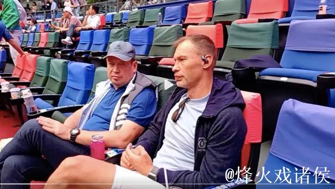 斯卢茨基出战网球赛遗憾出局 球迷鼓励:申花是冠军! 斯卢茨基出战网球赛遗憾出局 球迷鼓励:申花是冠军!